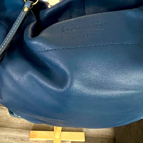 RARE! COACH LARGE BLUE LEATHER CARLY W/ COACH HEART KEY FOB EXCELLENT #10616. - Picture 2 of 13